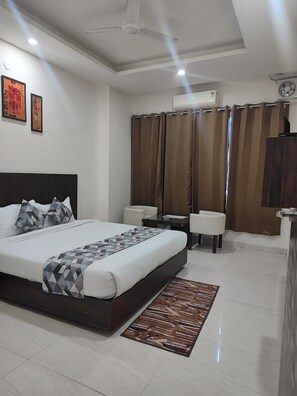 تجهيزات عازلة للصوت ومكواة/لوح كي وواي فاي مجانًا وملاءات أسرّة