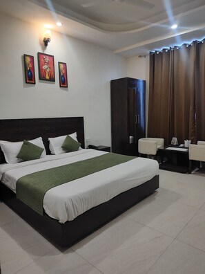 Family Suite, Mountain View | Soundproofing, iron/ironing board, free WiFi, bed sheets - The Leisure Cave Premier (Rishikesh)