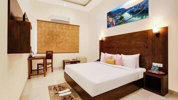 Family Suite, Mountain View | Soundproofing, iron/ironing board, free WiFi, bed sheets