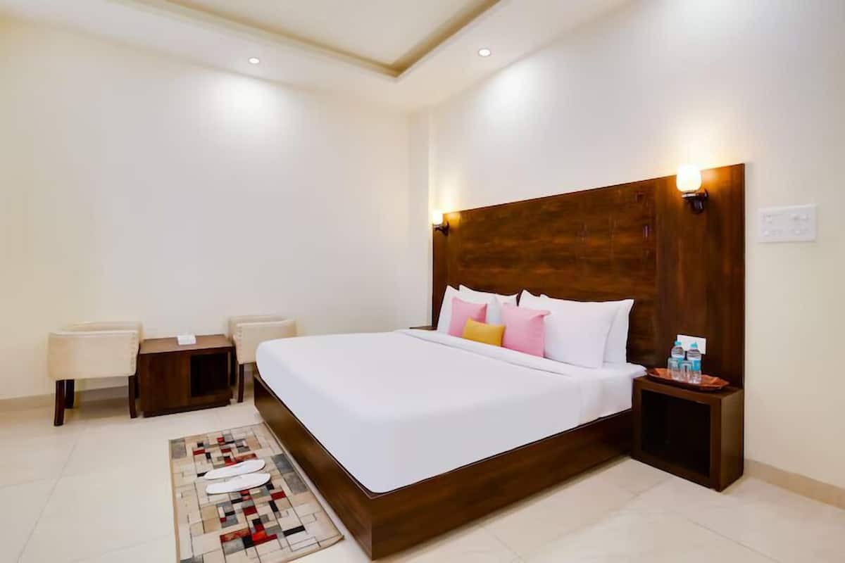 Deluxe Double or Twin Room, Mixed Dorm, Private Bathroom, Mountain View | Soundproofing, iron/ironing board, free WiFi, bed sheets
