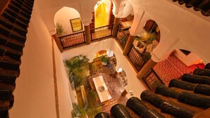 المنشأة من الداخل