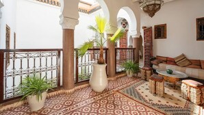 المنطقة المحيطة بالمنشأة