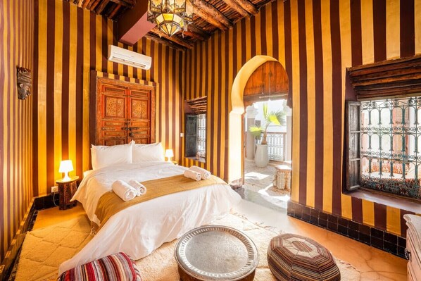 5 bedrooms, iron/ironing board, WiFi