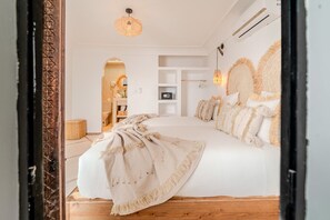 4 bedrooms, iron/ironing board, WiFi