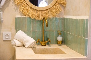 Secador de cabelo, toalhas de banho