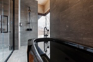 Chalet de lujo, vista a la montaña | Baño | Amenidades de baño gratuitas, secadora de cabello, pantuflas, toallas 