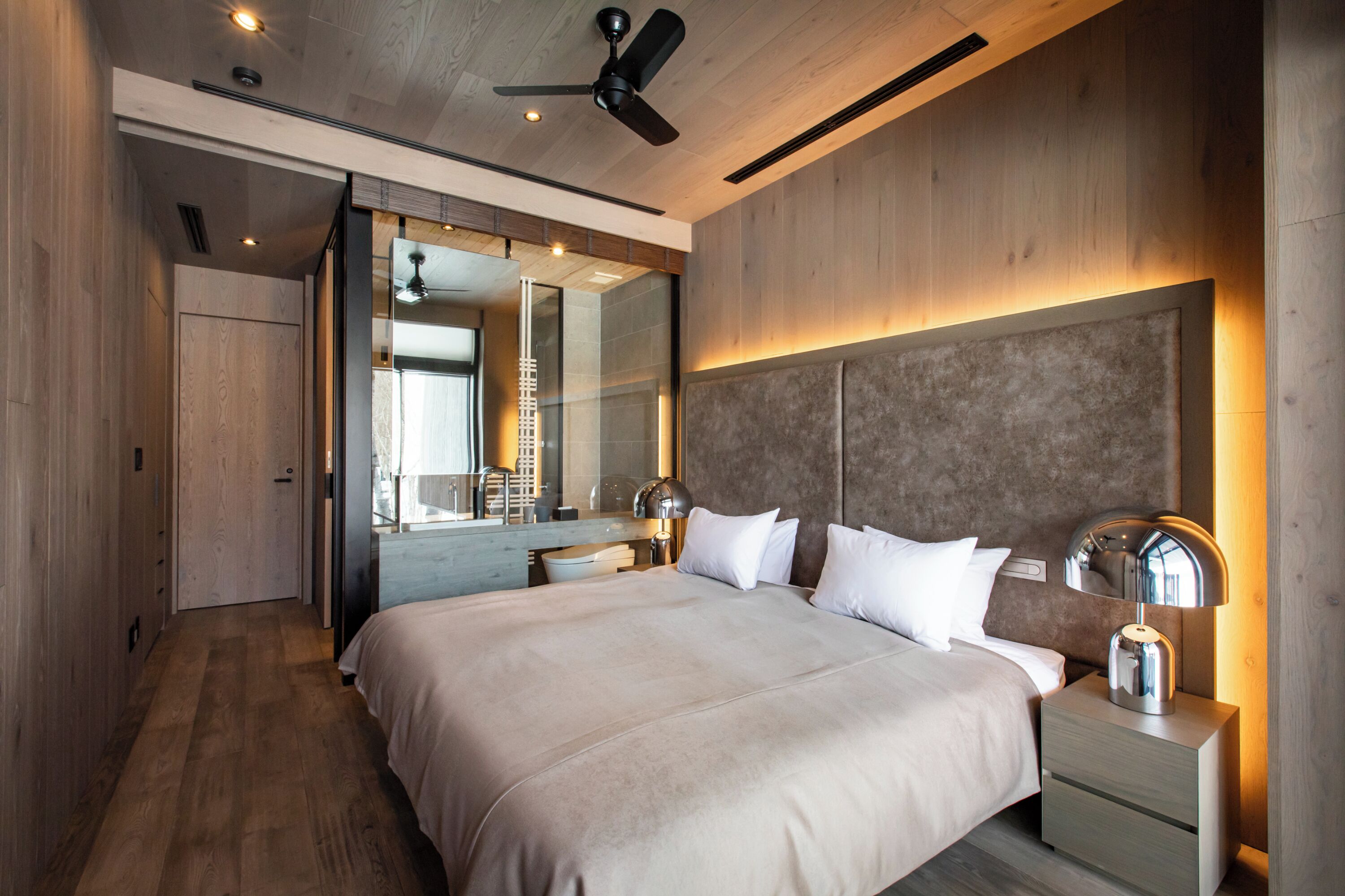 4 bedrooms, premium bedding, desk, laptop workspace