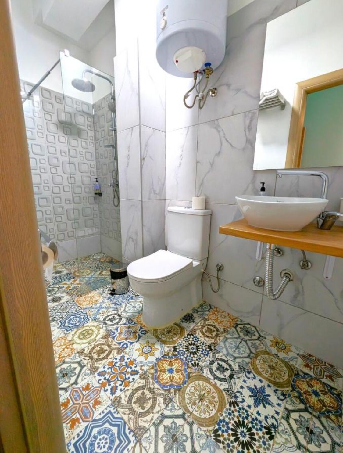 Family Apartment | Bathroom | Shower, hydromassage showerhead, eco-friendly toiletries, hair dryer