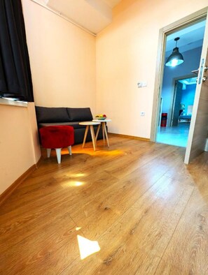 Chambre Deluxe, 1 chambre | Aire de séjour | Téléviseur connecté de 40 po avec télévision par câble, imprimante