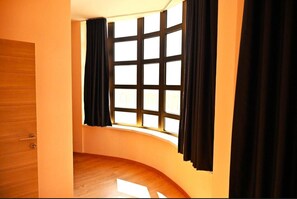 Deluxe Room, 1 Bedroom | Ruang tamu | 40 inci sebuah televisyen pintar dengan kabel, pencetak 