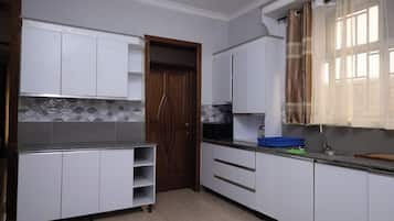 Microwave, cookware/dishes/utensils