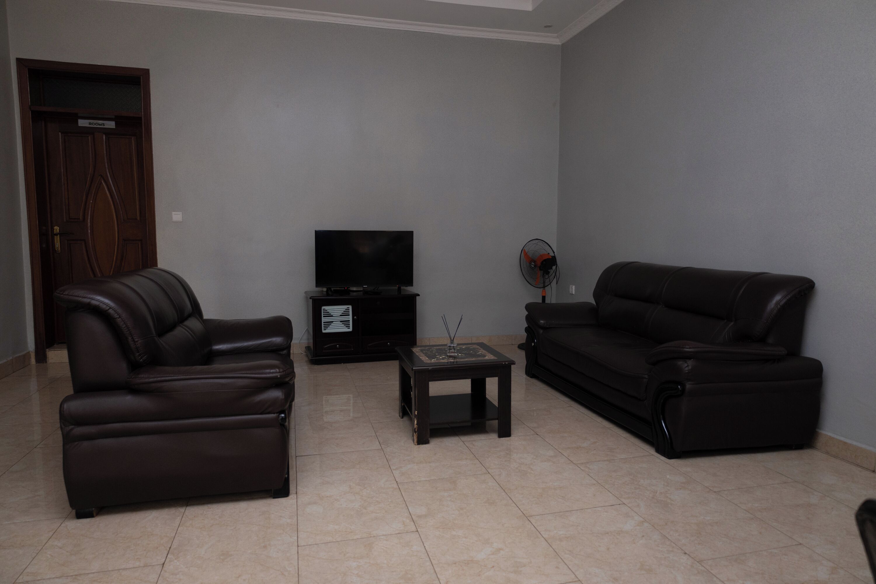 42-英寸纯平电视（配备数码频道）