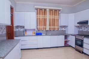 Microwave, cookware/dishes/utensils - Bonsai Villa Kigali (Kigali)
