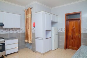 Mikroaaltouuni, keittoastiat/astiat/ruokailuvälineet