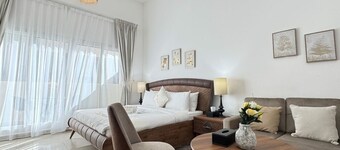 Al Reef Peaceful Studio: King Bed Comfort for 2