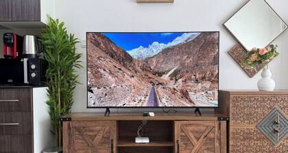 Al Reef Peaceful Studio: King Bed Comfort for 2