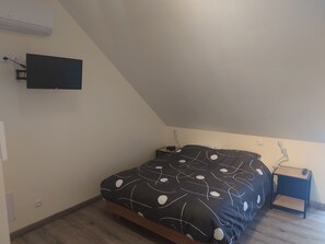 4 bedrooms, travel crib, free WiFi, bed sheets