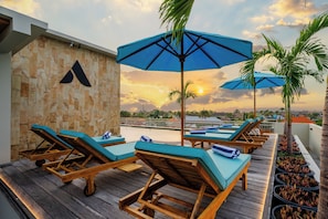 Una piscina al aire libre