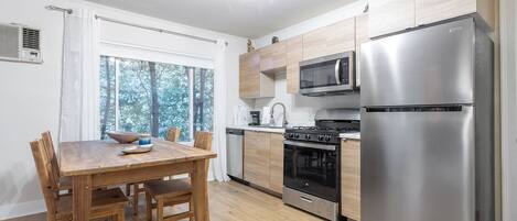 Réfrigérateur, four à micro-ondes, surface de cuisson, lave-vaisselle