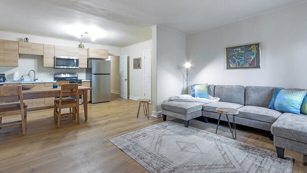 A modern apartment with a kitchen, dining area, and living room. - Melrose Village Charmer. Walk to world famous shopping and restaurants. (Los Angeles)