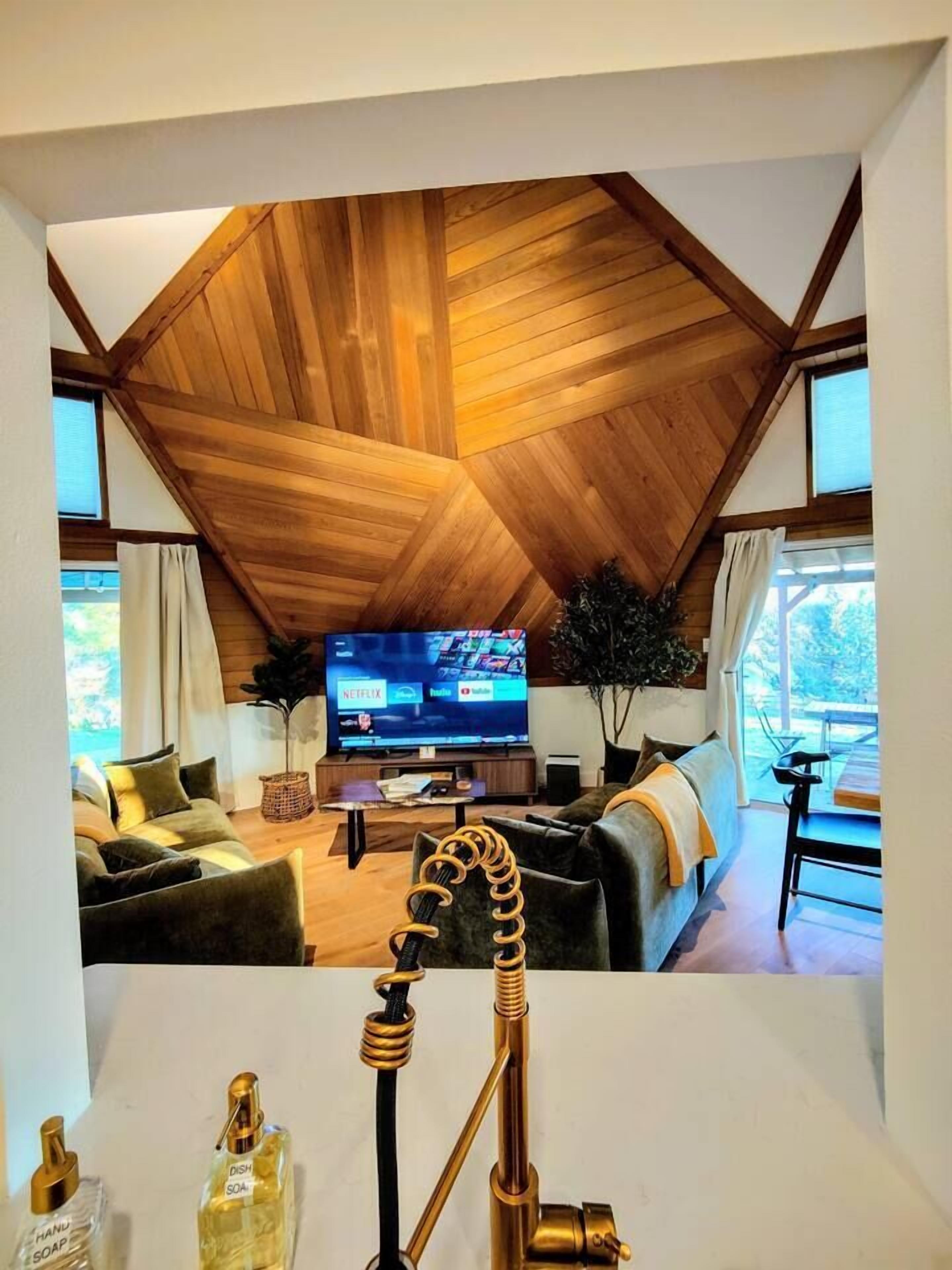 Una Smart TV, una chimenea, una pantalla de ordenador