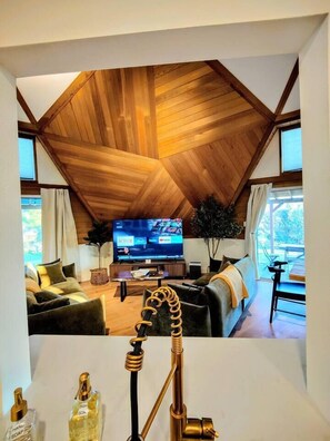 Smart-tv, eldstad och datorskärmar