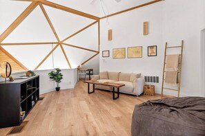 Smart TV, chimenea y monitor de computadora 