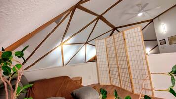 3 makuuhuonetta, työpöytä, ilmainen Wi-Fi, vuodevaatteet