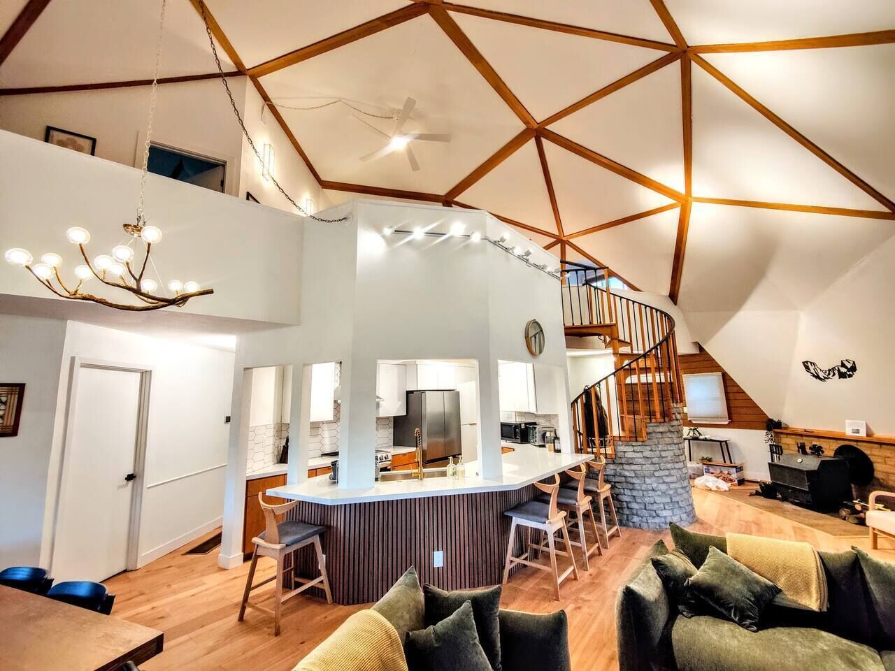 Smart TV, fireplace, stereo
