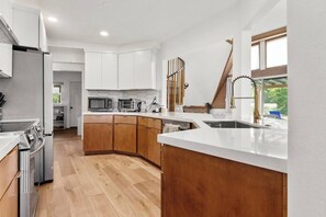 Geladeira, micro-ondas, fogão, cooktop