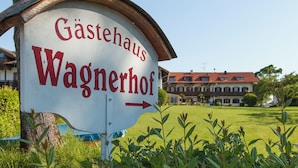 Señal para Gästehaus Wagnerhof, con una flecha apuntando a la derecha.