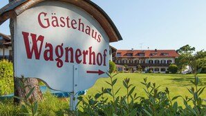 A sign for Gästehaus Wagnerhof with an arrow pointing to the right.