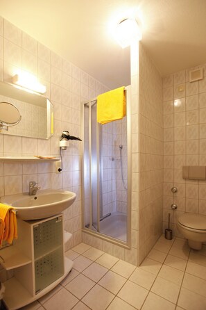 Regadera, secadora de cabello, toallas 