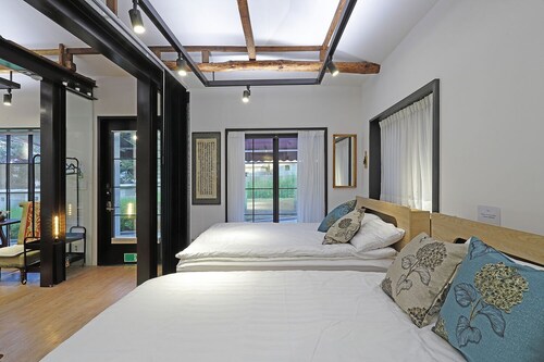 3 minutes to subways and buses. Modern hanok for a family or friends!