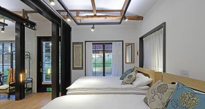 3 minutes to subways and buses. Modern hanok for a family or friends!