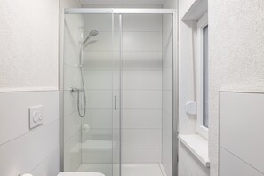 Een douche, handdoeken