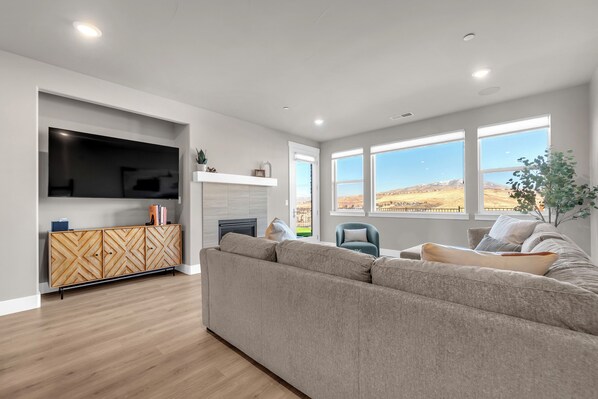 Smart TV, fireplace, books - The Views! (Reno)