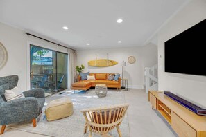 Una televisión, libros