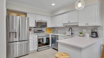 冷蔵庫、電子レンジ、オーブン、コンロ