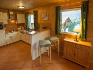 Fridge, dishwasher, cookware/dishes/utensils