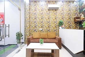 ห้องดีลักซ์ดับเบิล, ระเบียง, วิวเมือง | บริเวณนั่งเล่น | ทีวี