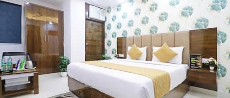 Deluxe Double Room, Balcony, City View | Laptop workspace, soundproofing, free WiFi