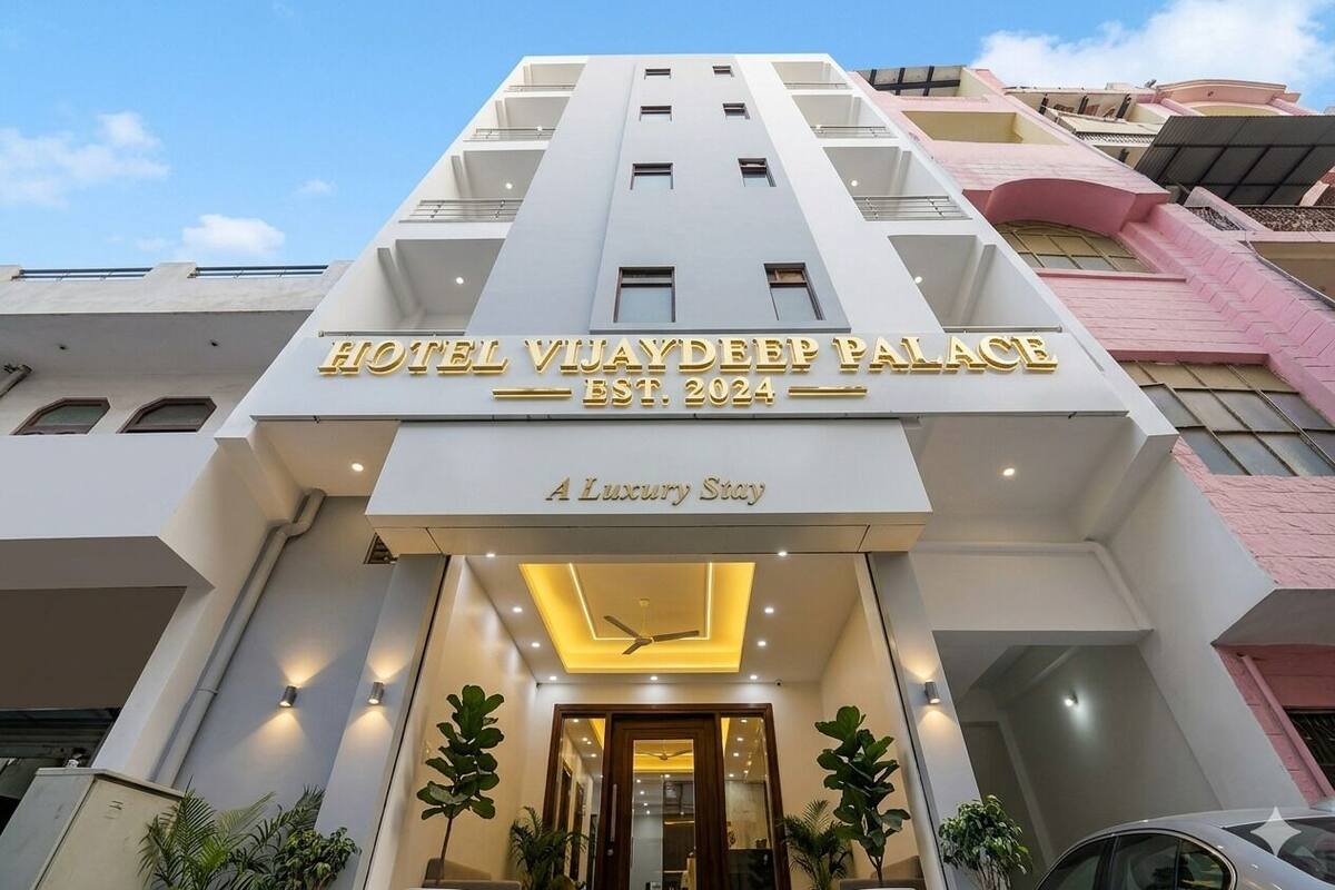 Une entrée d’hôtel moderne avec une enseigne indiquant « HÔTEL VIAYDEEP PALACE, fondé en 2024 » et « Un séjour de luxe ».