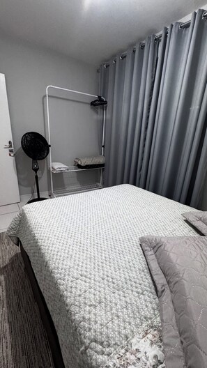 2 室のベッドルーム、アイロン / アイロン台、WiFi、ベッドシーツ