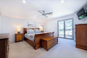 4 bedrooms, desk, iron/ironing board, travel cot