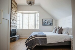 3 bedrooms, desk, iron/ironing board, travel crib - Marina and Main - In Ground Pool and Games Room (Prince Edward)