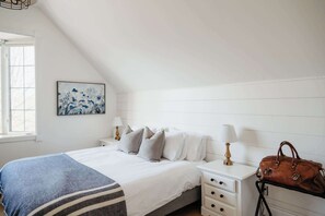 3 bedrooms, desk, iron/ironing board, travel cot - Marina and Main - In Ground Pool and Games Room (Prince Edward)