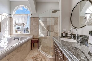 Douche, baignoire à jets, sèche-cheveux, serviettes fournies