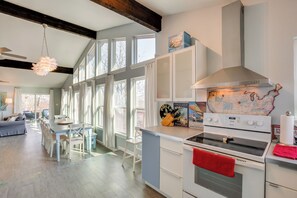 Réfrigérateur, micro-ondes, plaque de cuisson, lave-vaisselle