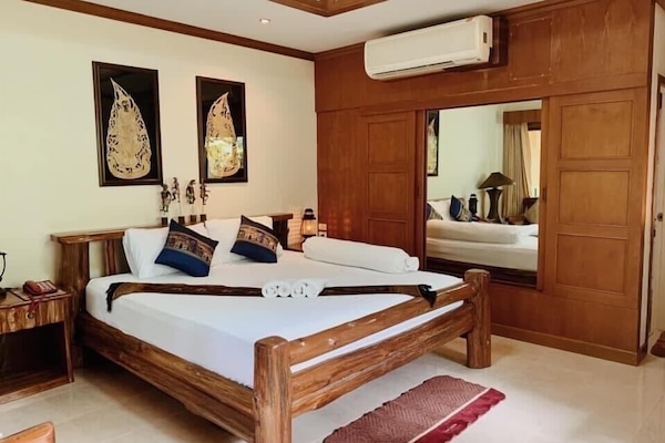 Classic Double Room, 1 King Bed, Bathtub, Garden View | Free WiFi, bed sheets